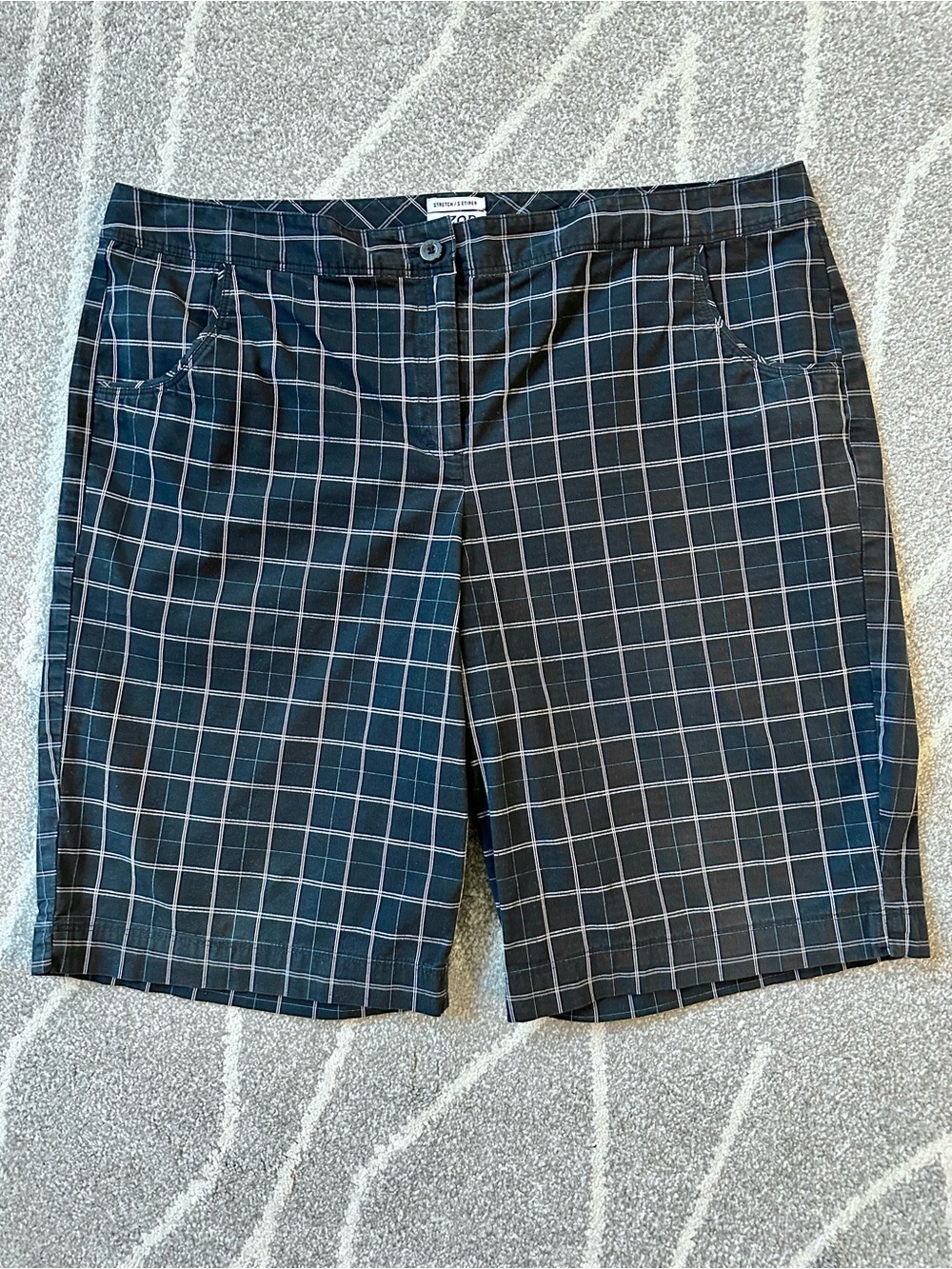 Izod Black Plaid Bermuda Golf Shorts - Picture 1 of 4